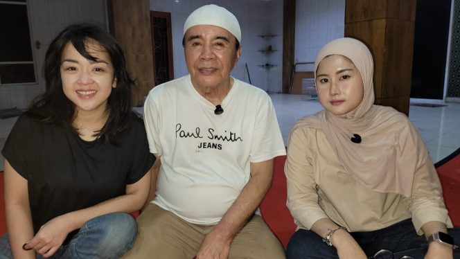 
 H. Achmad Juneidi bersama kedua putrinya