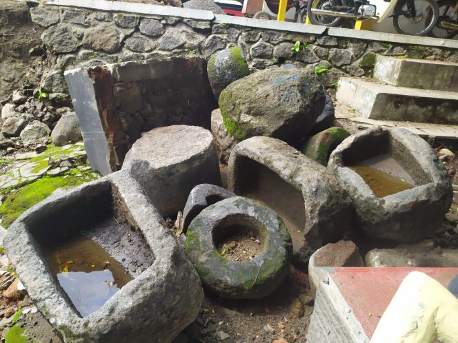 
 Penemuan batu dari dasar umbul. Batu berbentuk lumping hingga umpak bangunan yang seluruhnya berbahan dari Andesit ini ditemukan saat 