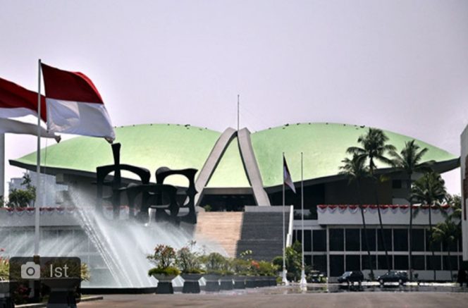 
 Episode II: Tuhan yang Menangis di Balik Gedung Parlemen