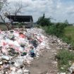 Kondisi jalan di Desa Trunuh, Klaten Selatan tertutup sampah, akibatnya jalan umum tersebut tidak bisa dilalui masyarakat (Dok.Pribadi).